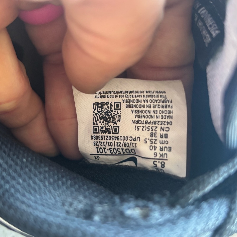 Nike Panda Dunks - Picture 3 of 3